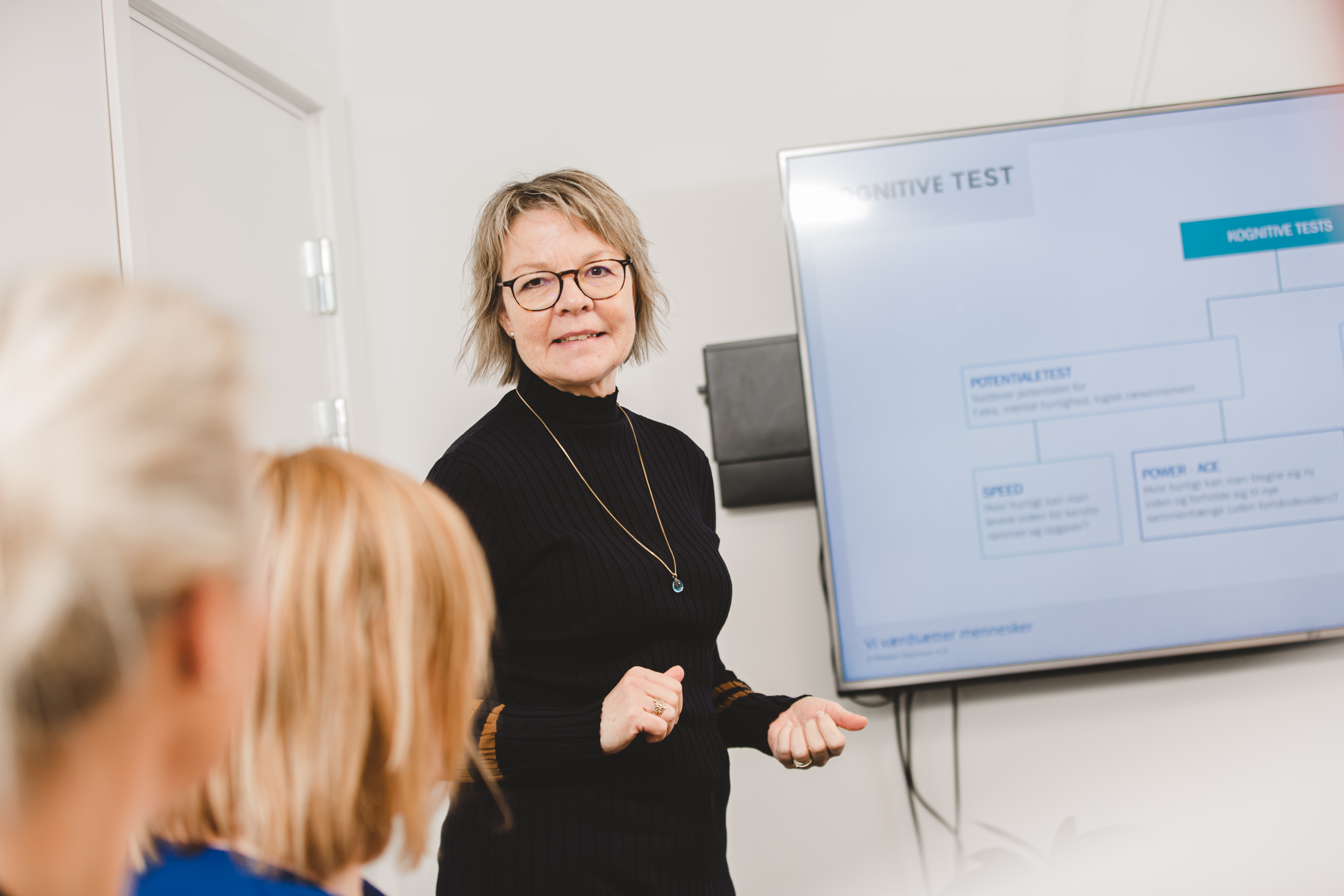 Mujer dando un curso de test cognitivo ACE