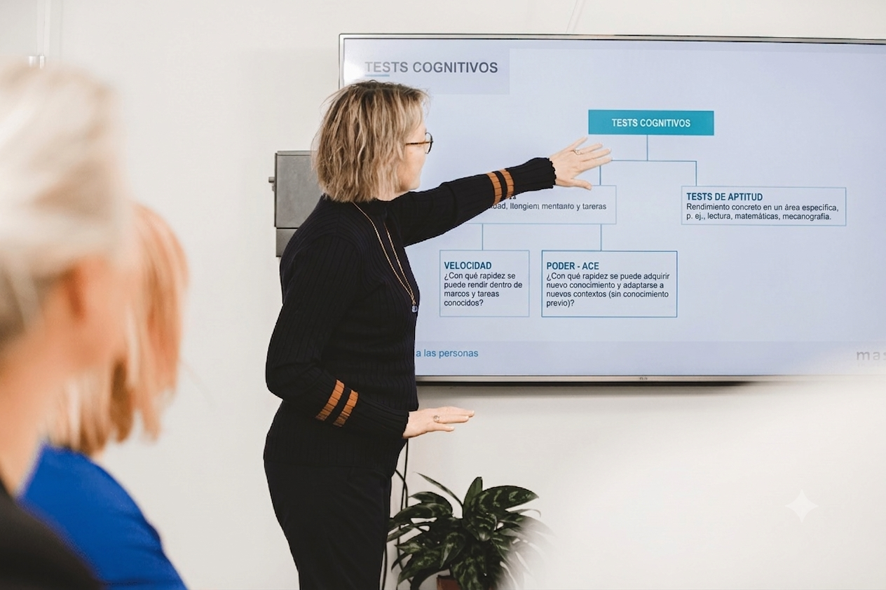 Mujer haciendo una presentación de test cognitivos al equipo en la empresa